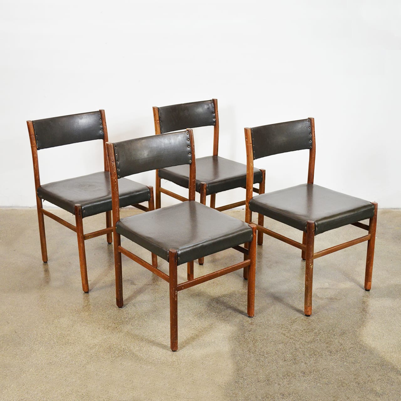 Set di 4 sedie vintage in legno e vinile – The House of Vintage