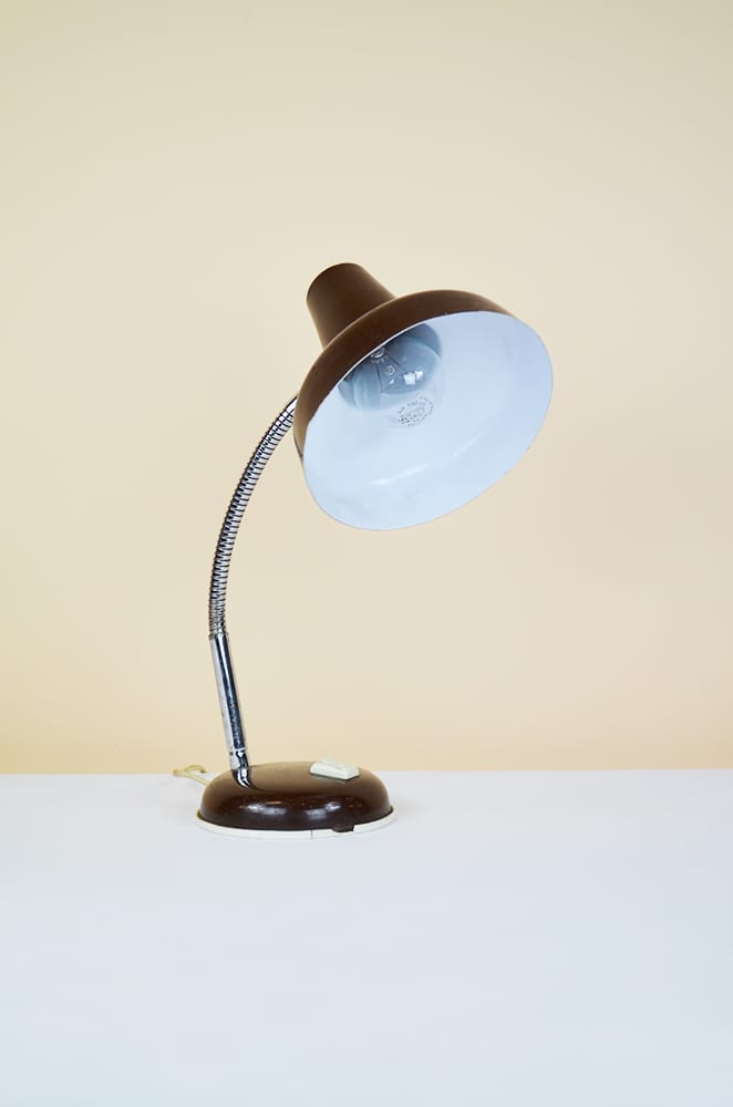 Lampada da tavolo industriale marrone in metallo anni '70 – The House of  Vintage