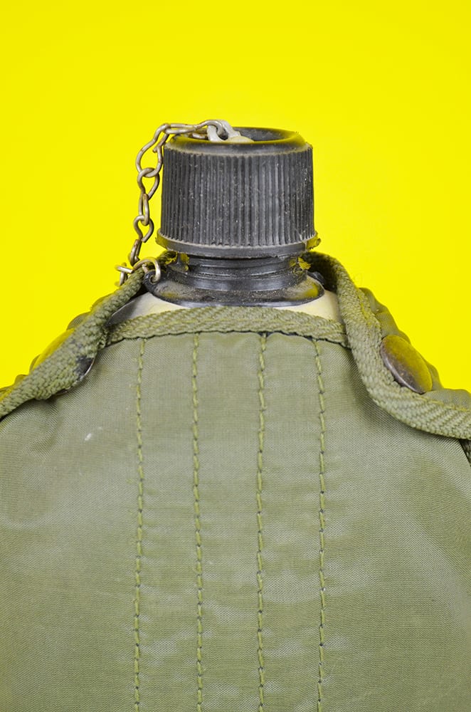 Borraccia militare in metallo con custodia in tessuto – The House of Vintage
