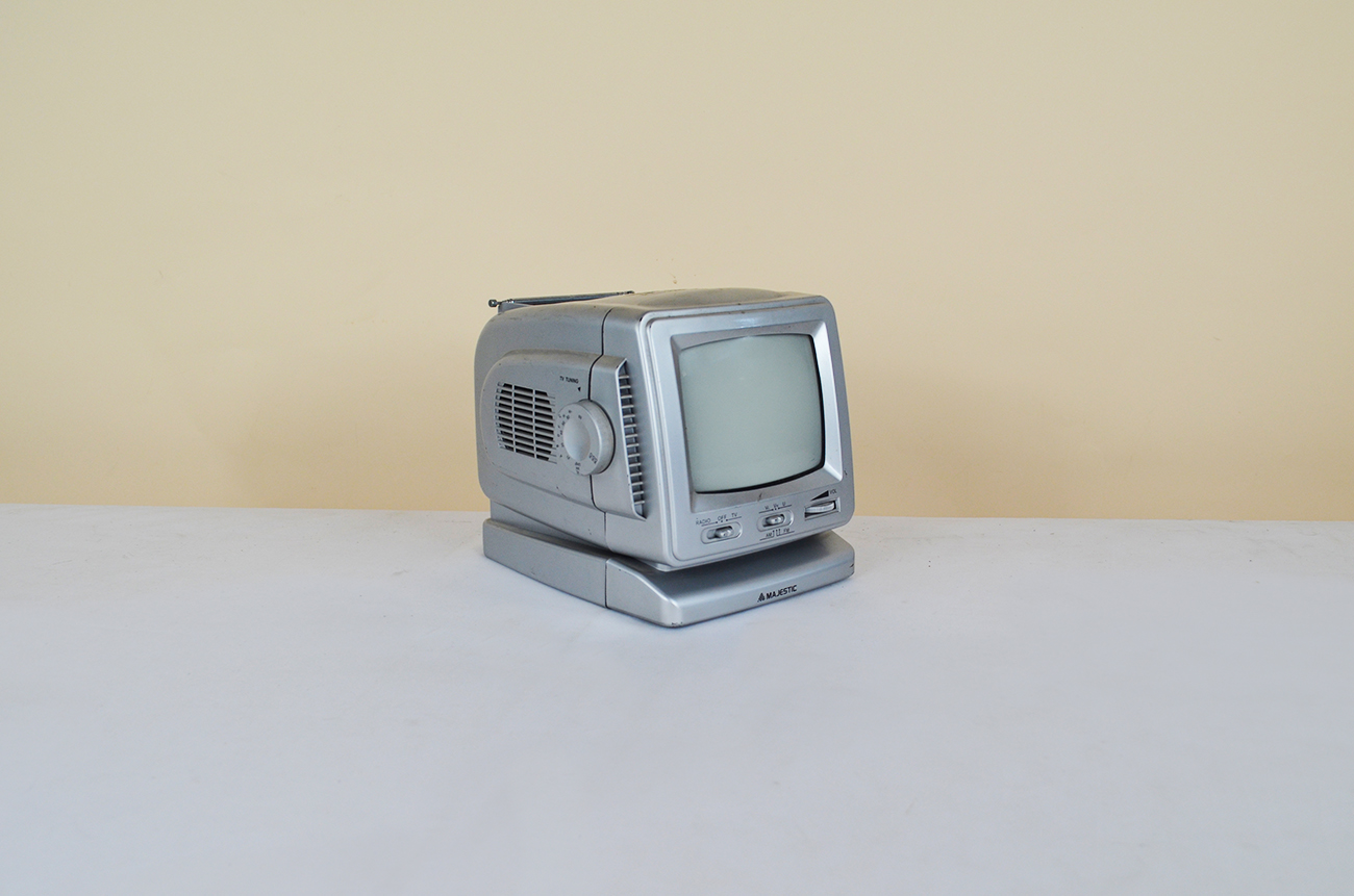 Piccolo televisore portatile vintage TV 2001 – Majestic – The
