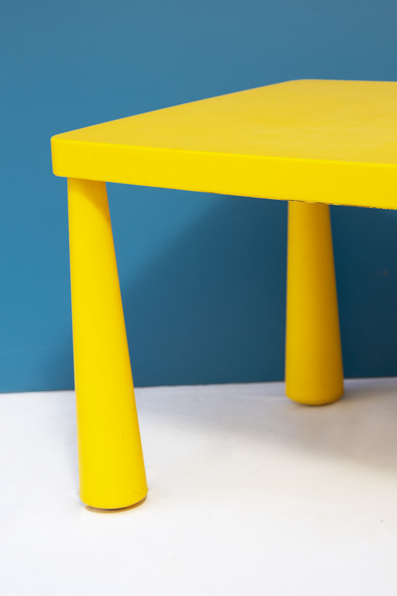 Tavolino per bambino giallo in plastica – The House of Vintage